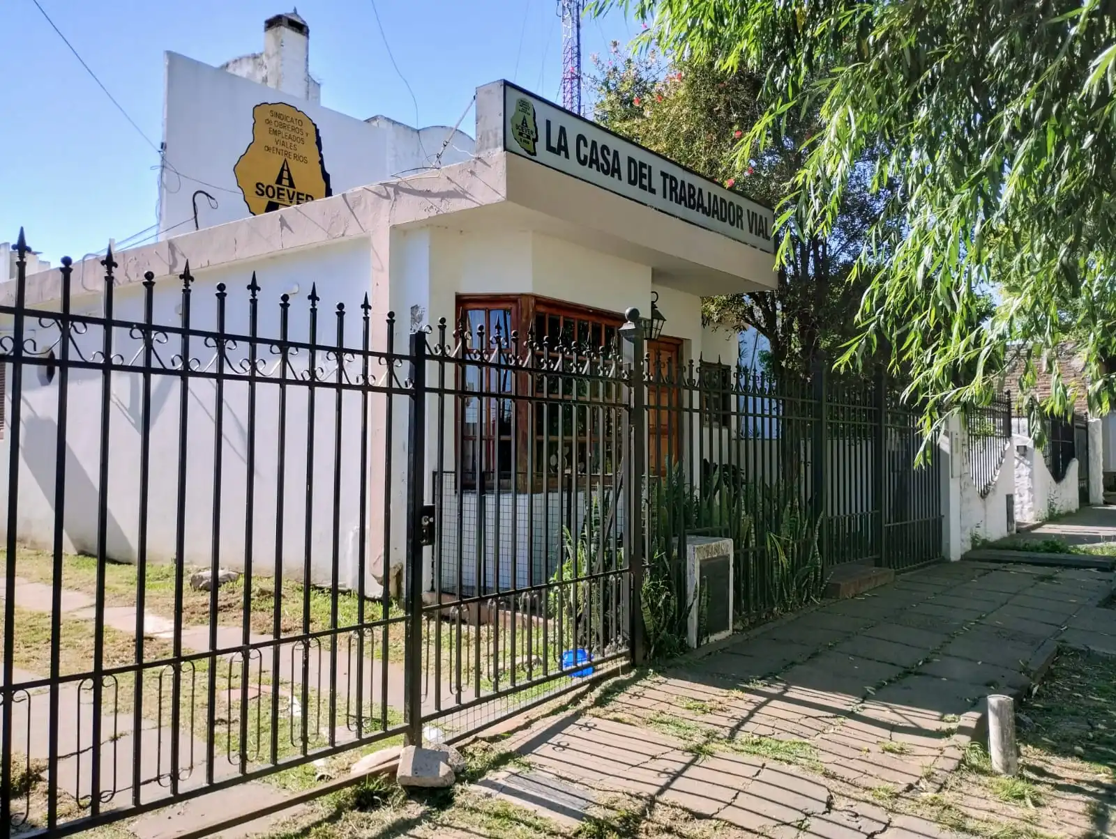 Fachada del frente de la casa del trabajador vial en Paraná