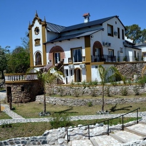 Fachade del hotel 4 de Abril en Tanti